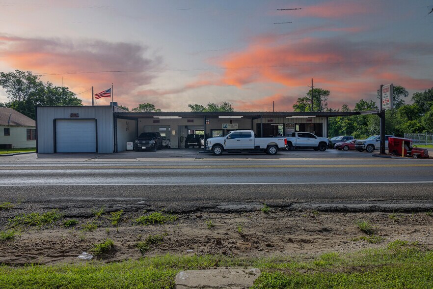 More Photos Of 418 S Commerce St, Bremond Auto Repair For Sale