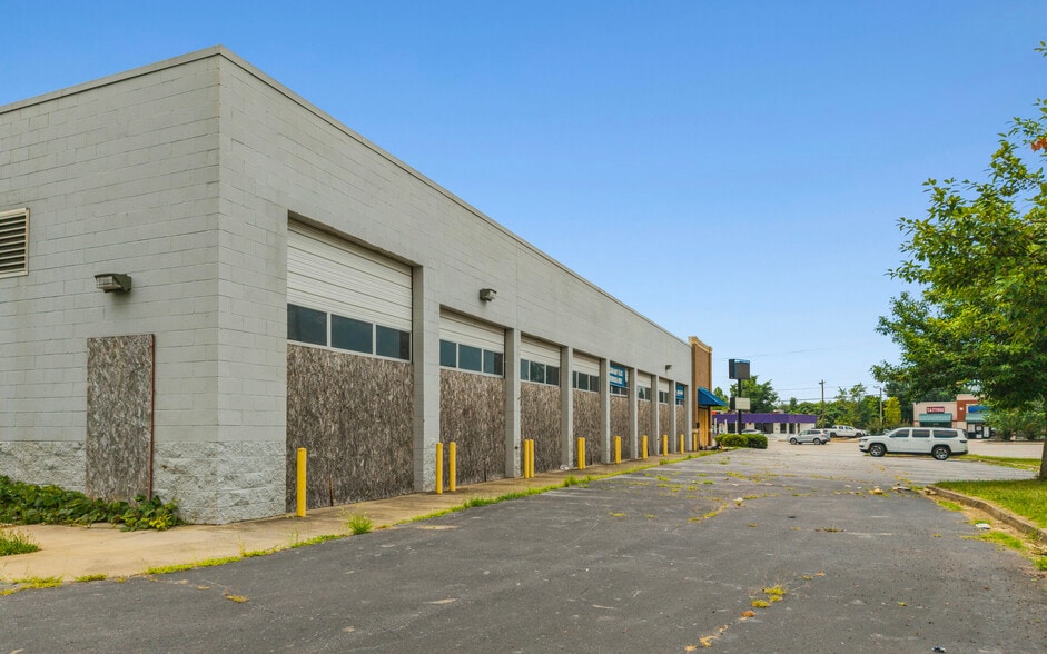 More Photos Of 3110 N Pleasantburg Dr, Greenville Auto Repair For Sale
