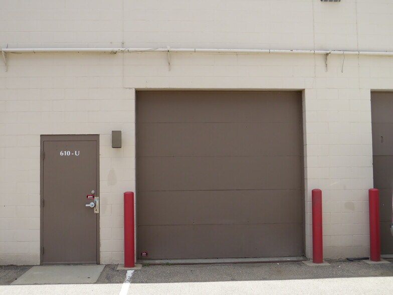 More Photos Of 610 Garrison St, Lakewood Flex For Lease