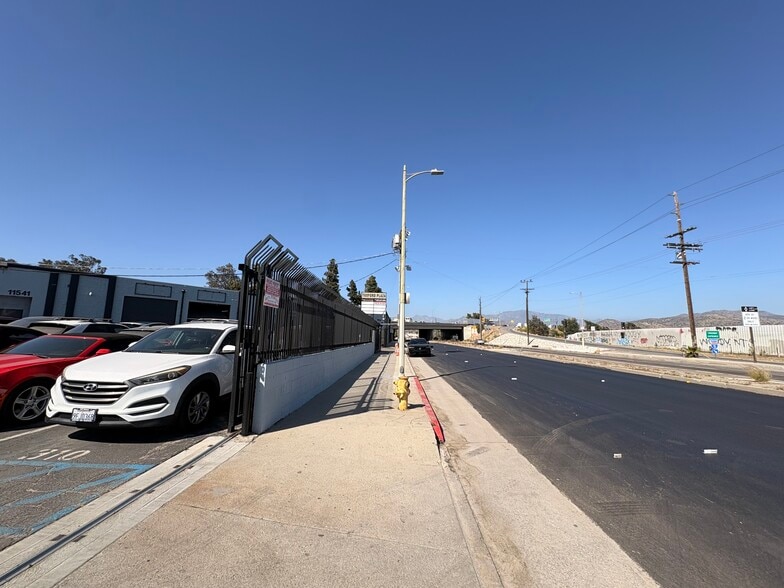 More Photos Of 11541 Tuxford St, Sun Valley Warehouse For Lease