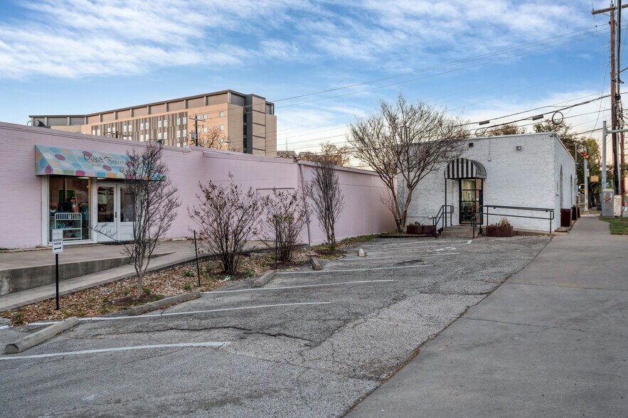 More Photos Of 1001 W 34th St, Austin Freestanding For Lease
