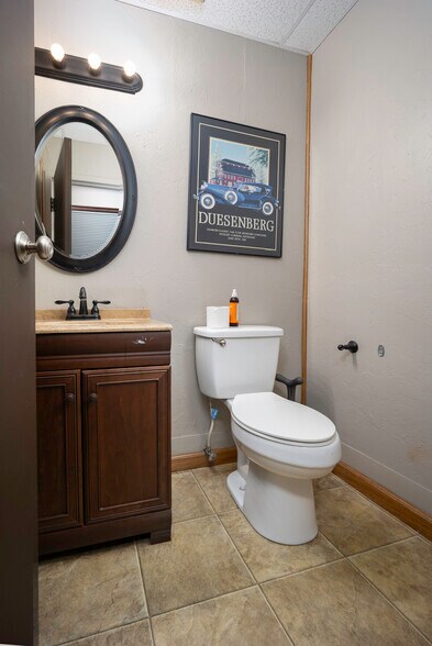 More Photos Of 401 S Ranchwood Blvd, Yukon Flex For Sale