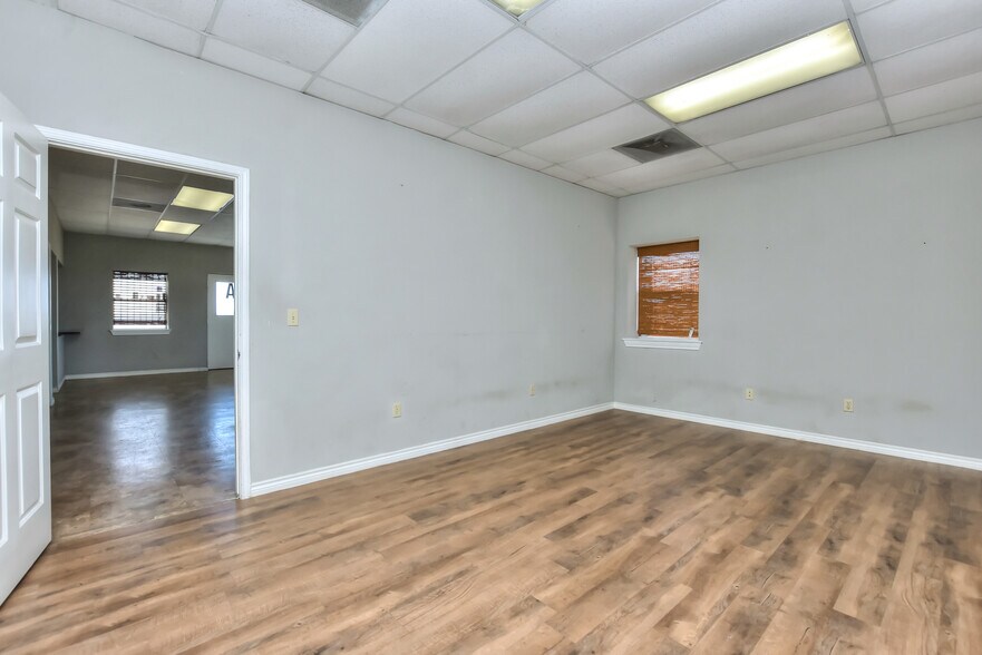 More Photos Of 4159 E University Ave, Georgetown Light Manufacturing For Sale