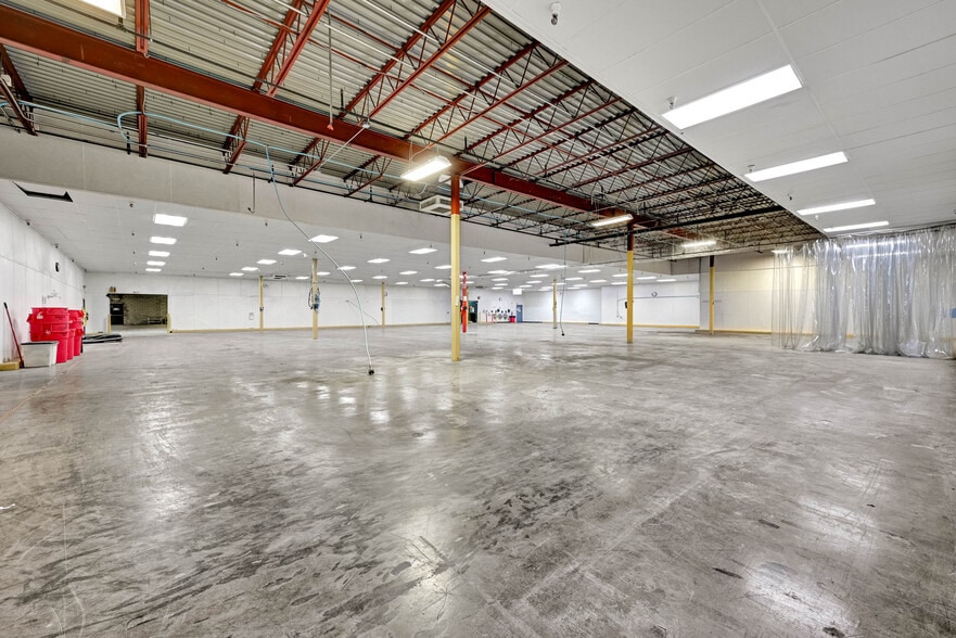 More Photos Of 100 Chamber Plz, Charleroi Supermarket For Lease