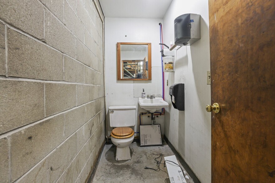 More Photos Of 1890 S High St, Columbus Light Distribution For Sale