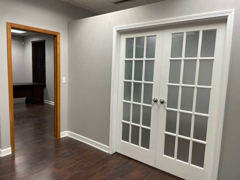 More Photos Of 1881 Commerce Dr, Elk Grove Village Office For Lease