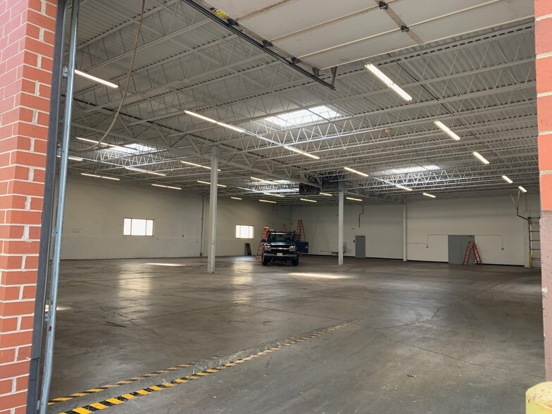 More Photos Of 1472 St Paul Ave, Gurnee Warehouse For Lease