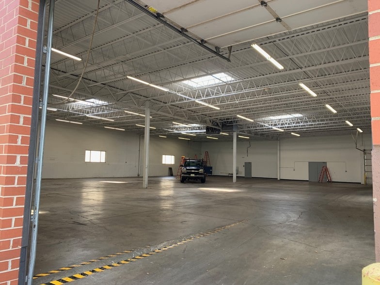 More Photos Of 1472 St Paul Ave, Gurnee Warehouse For Lease