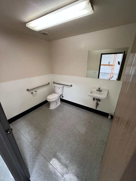 More Photos Of 1440 Brooks St, Ontario Warehouse For Lease