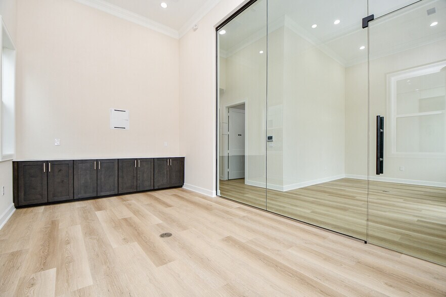 More Photos Of 1325 Main St, Katy Office For Lease