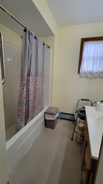 More Photos Of 522 Main St, Rockwood Specialty For Sale