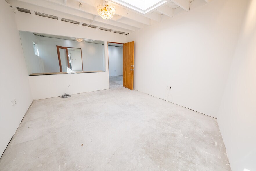 More Photos Of 5761 W Adams Blvd, Los Angeles Loft Creative Space For Sale