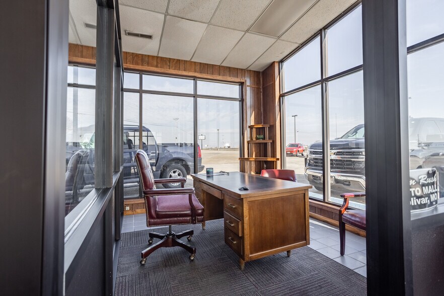 More Photos Of 3111 S Springfield Ave, Bolivar Auto Dealership For Sale