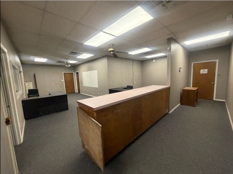 More Photos Of 115-119 Plaza W, Texarkana Warehouse For Sale