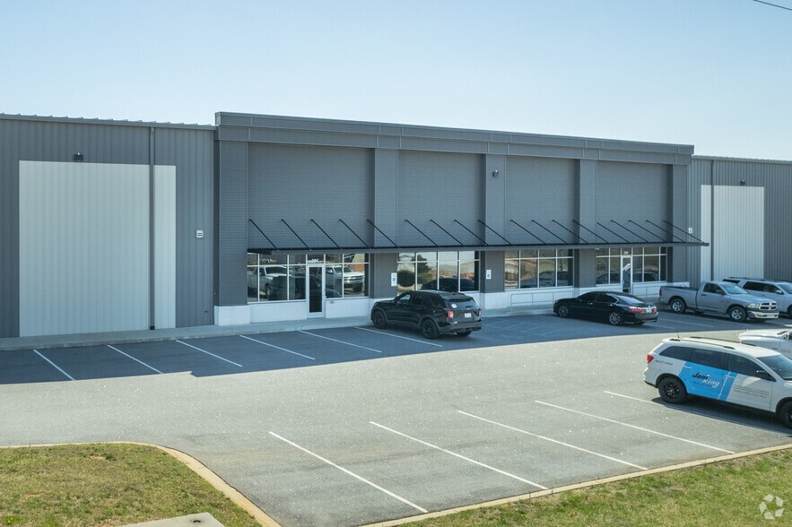 More Photos Of 350 Mayfield Rd, Duncan Service For Lease
