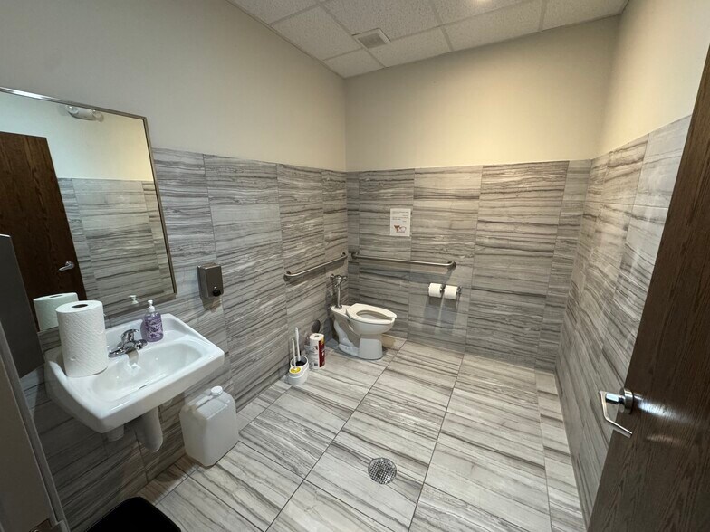 More Photos Of 3050 S Center St, Arlington Medical For Lease