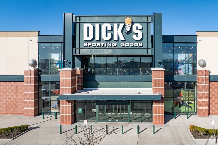 More Photos Of 750 W Sunrise Hwy, Valley Stream General Retail For Lease