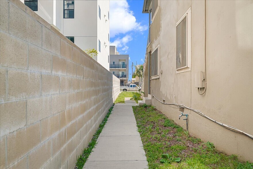 More Photos Of 8893 Reading Ave, Los Angeles Apartments For Sale