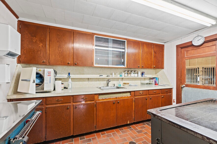 More Photos Of 1404 S B St, Henryetta Veterinarian Kennel For Sale