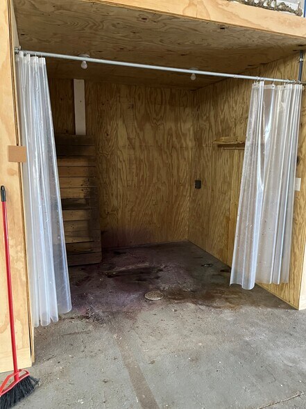 More Photos Of 204-206 E 3rd St, Brookston Showroom For Lease