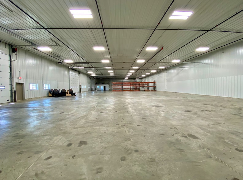 More Photos Of 100 Brakeshoe Ct, East Moline Warehouse For Lease