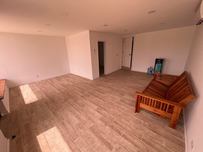 More Photos Of 833 Oliver Ave, Aurora Warehouse For Sale