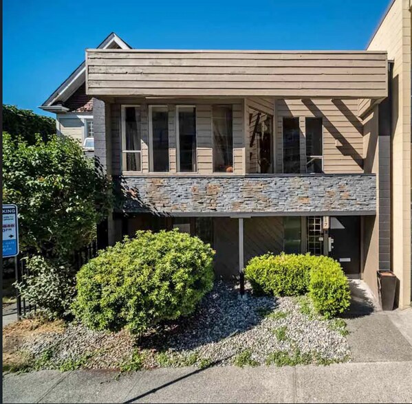 Primary Photo Of 117 6 Th Av W, Vancouver Flex For Lease