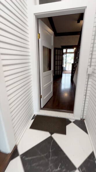 More Photos Of 313 E Charnwood St, Tyler Office For Lease