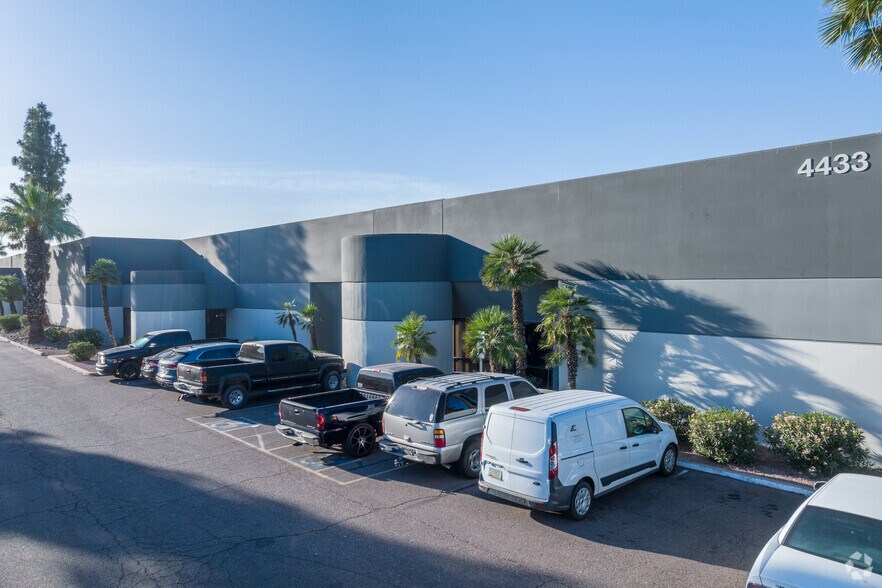 More Photos Of 4433 W Van Buren St, Phoenix Warehouse For Lease
