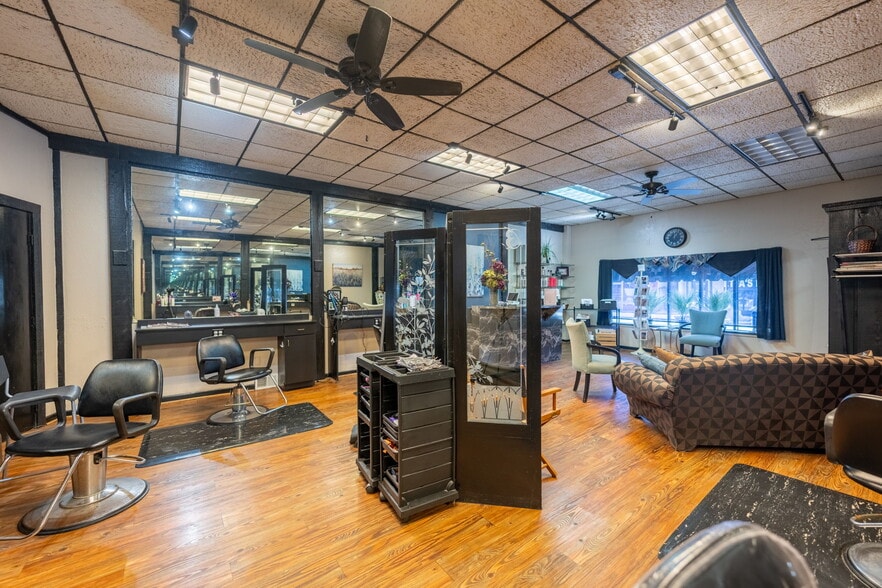 More Photos Of 733-735 Allegheny River Blvd, Verona Storefront For Sale