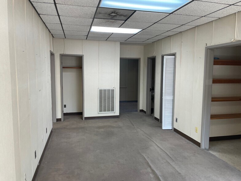 More Photos Of 312 Madison St, Clarksville Office For Sale