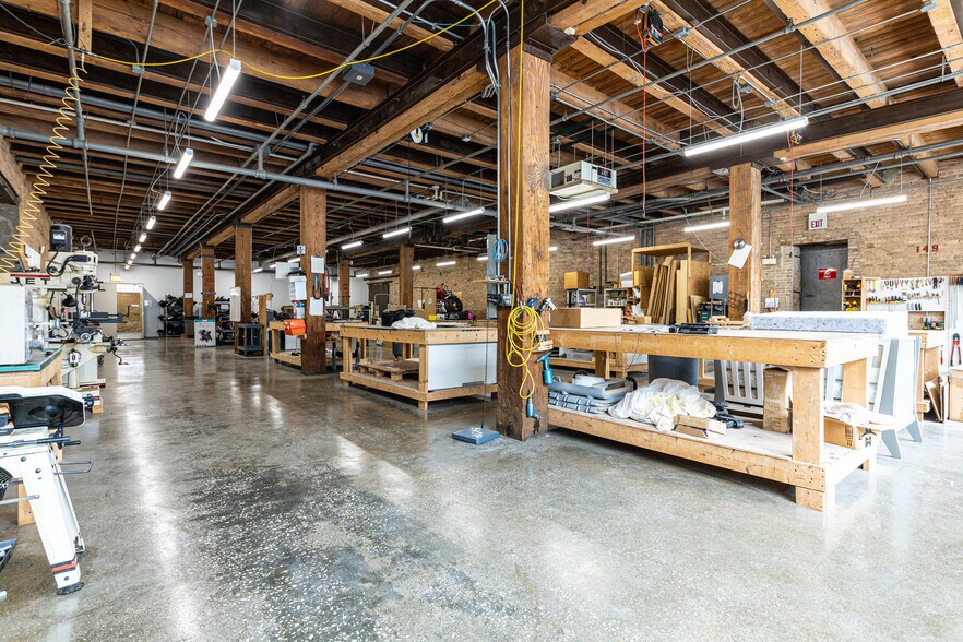 More Photos Of 1100-1114 W Monroe St, Chicago Showroom For Lease