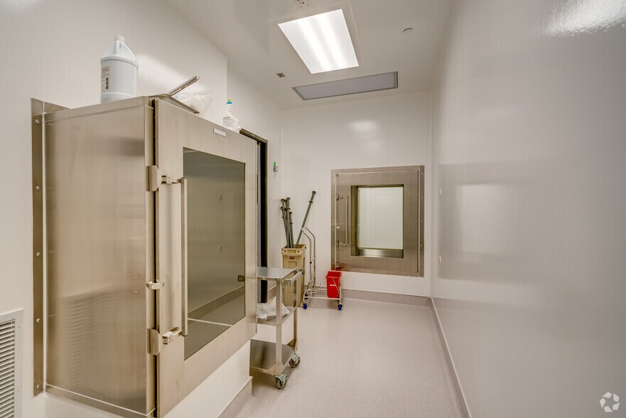 More Photos Of 711 E Carefree Hwy, Phoenix Unknown For Lease