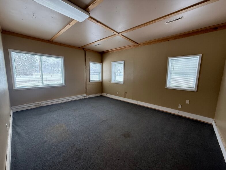 More Photos Of 358 S Oak St, Lone Rock Office For Sale
