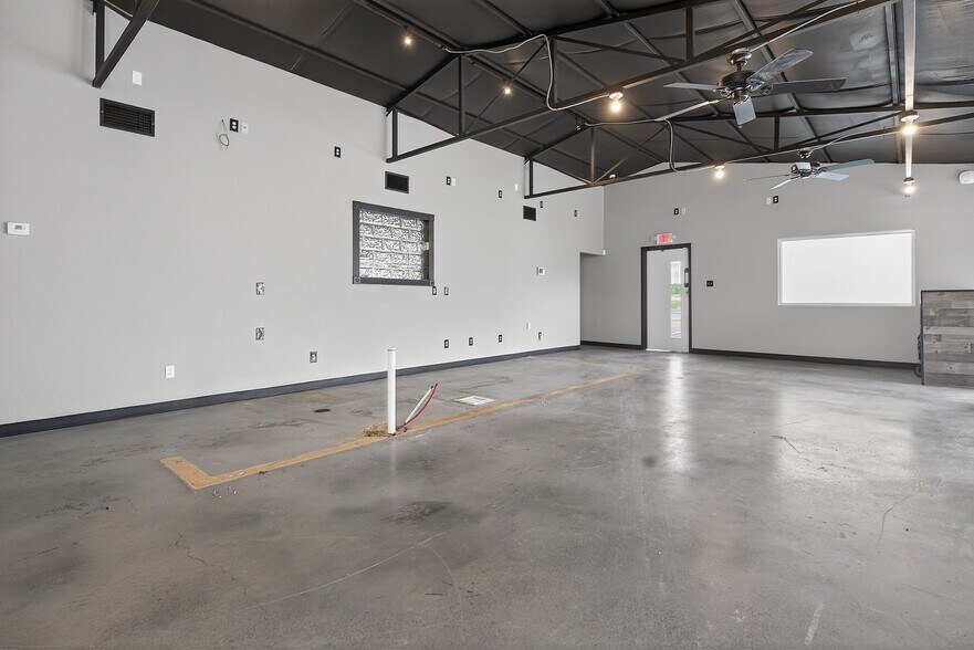 More Photos Of 2795 SW Wilshire Blvd, Burleson Flex For Lease