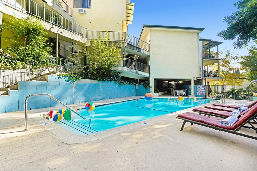 More Photos Of 11975 Laurelwood Dr, Studio City Apartments For Sale