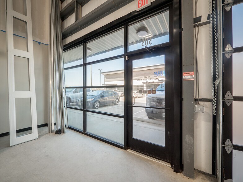 More Photos Of 19832 Panther Dr, Pflugerville Showroom For Lease