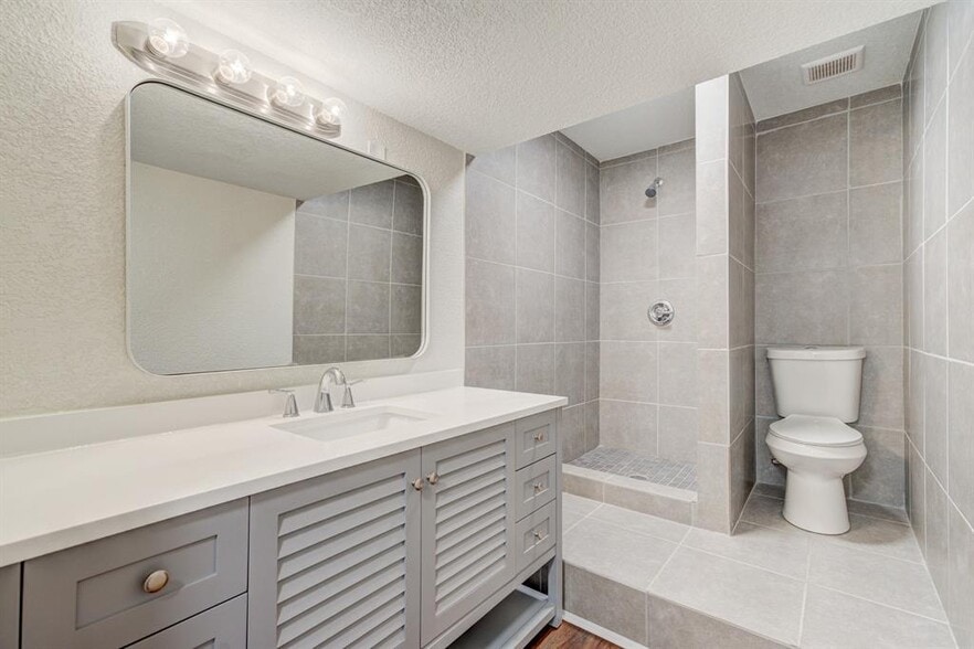 More Photos Of 2127-1 Maximilian St, Houston Apartments For Sale