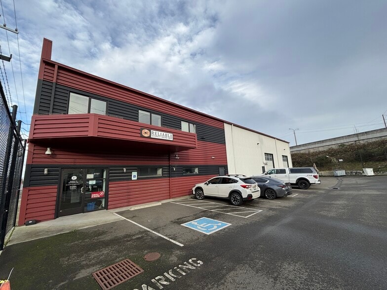 More Photos Of 3727 McDougall Ave, Everett Flex For Lease