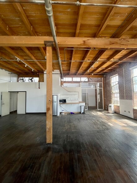 More Photos Of 2000-2010 W 62nd St, Los Angeles Warehouse For Sale