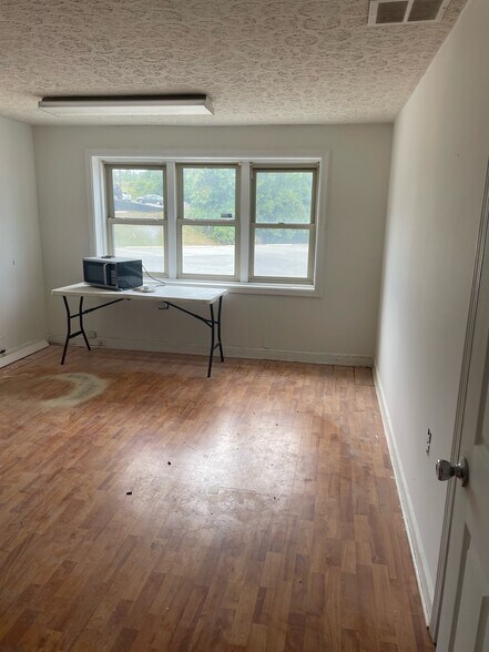 More Photos Of 4580 Charlotte Hwy, Lake Wylie Light Distribution For Lease