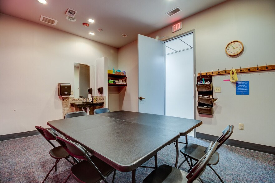 More Photos Of 5819 10th St, Katy Storefront For Sale