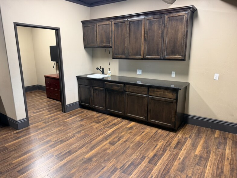 More Photos Of 2144 E Pacific Ave, Tulare Showroom For Lease