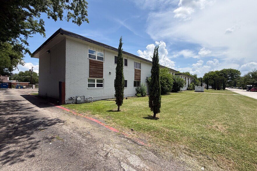 Primary Photo Of 1234 Templecliff Dr, Dallas Apartments For Sale