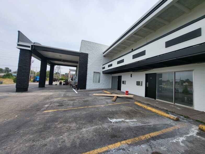 More Photos Of 7350 N Hanley Rd, Hazelwood Hotel For Sale