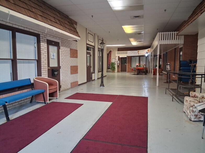 More Photos Of 2711 Sheridan Rd, Zion General Retail For Sale