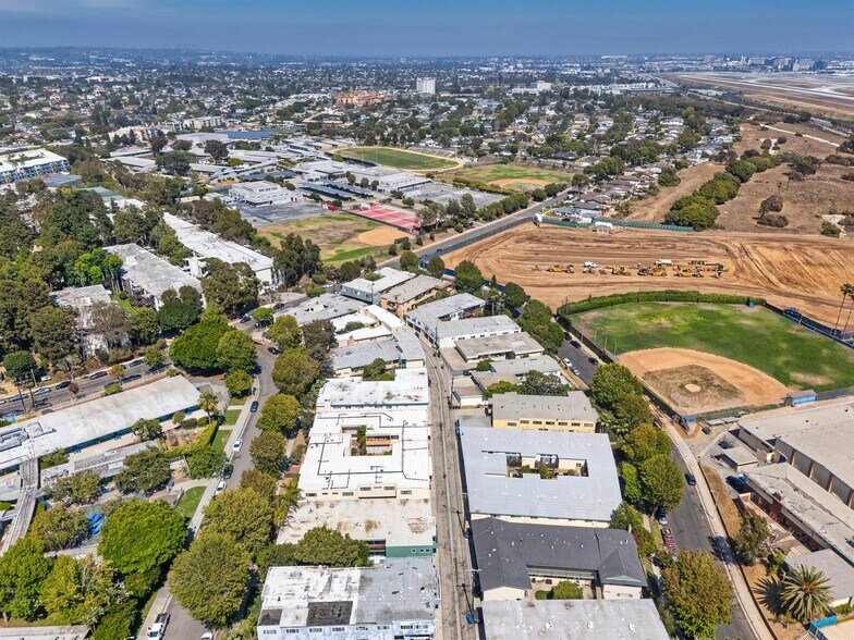 More Photos Of 7736 Paseo del Rey, Venice Apartments For Sale