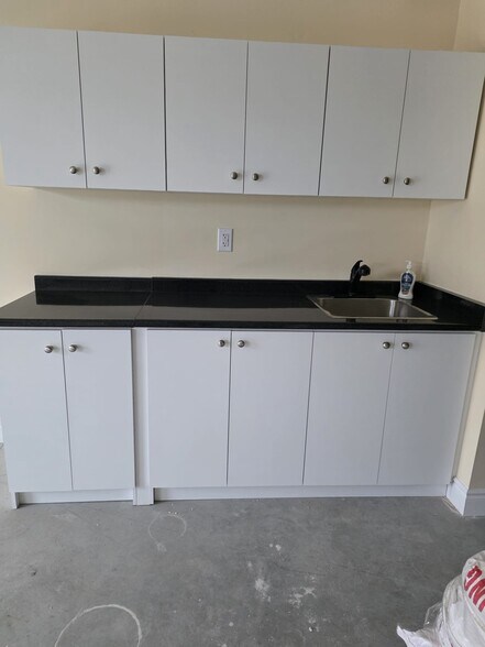 More Photos Of 585 Hanlon Creek Blvd, Guelph Showroom For Lease
