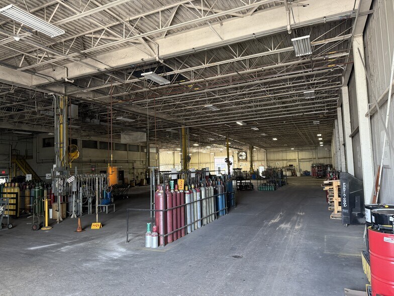 More Photos Of 441 N Post Oak Rd, Sulphur Industrial For Lease