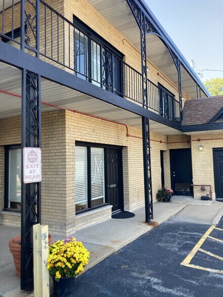 More Photos Of 381 N York Rd, Elmhurst Storefront Retail Office For Lease